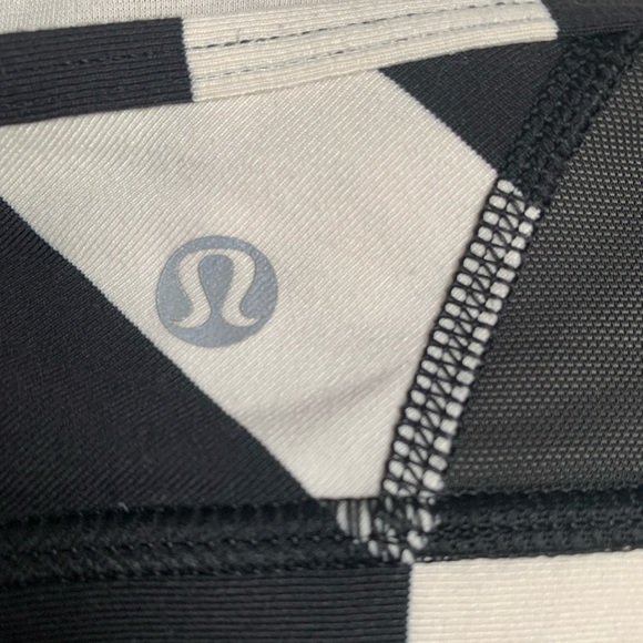 LULULEMON Black & White Horizontal Stripes Flow Y Bra size 4 - Picture 9 of 12